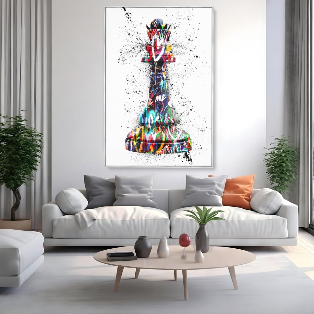 Tablou canvas cu piesa de sah regina cu graffiti, in rama de aluminiu argintiu, pe perete intr-un living